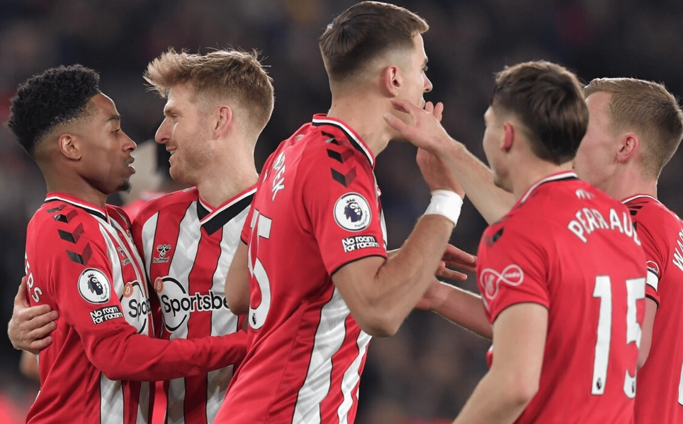 关于今晨曼城扳平良机：西甲节点到来；媒体盛赞；医务组通报恢复的信息